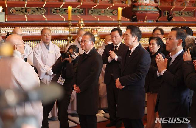 [서울=뉴시스] 김선웅 기자 = 김기현 국민의힘 대표 및 당 의원들이 1일 서울 종로구 조계사 대웅전에 마련된 전 조계종 총무원장 故 자승스님 분향소를 찾아 조문한 뒤 조계종 현 총무원장 진우스님으로부터 감사 인사말을 듣고 있다. 2023.12.01. mangusta@newsis.com