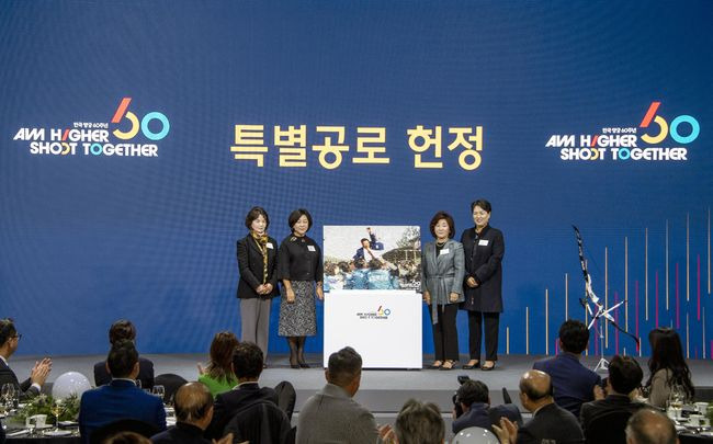 대한양궁협회는 '2023 한국 양궁 60주년 기념 행사'에서 정몽구 명예회장에게 한국 양궁에 대한 헌신에 감사를 표하며 대한양궁협회장 재임 당시 주요 사진들로 제작한 특별 공로 감사 액자를 헌정했다. 양궁인들을 대표해 전 국가대표인 김진호, 서향순 씨가 정성이 이노션 고문, 정명이 현대커머셜 사장에게 특별 공로 감사 액자를 전달하고 기념촬영하는 모습. 사진 왼쪽부터 김진호 씨, 정명이 사장, 정성이 고문, 서향순 씨.