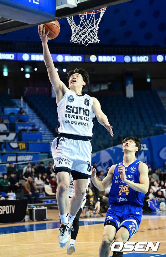 [OSEN=지형준 기자] 1일 오후 서울 잠실실내체육관에서 2023-2024 정관장 프로농구 서울 삼성과 고양 소노의 경기가 열렸다.1쿼터 고양 이정현이 레이업을 성공시키고 있다. 2023.12.01 / jpnews.osen.co.kr