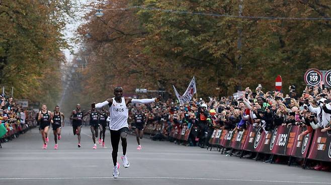 결승선 통과하는 엘리우드 킵초게 (사진 출처=AP 연합뉴스)