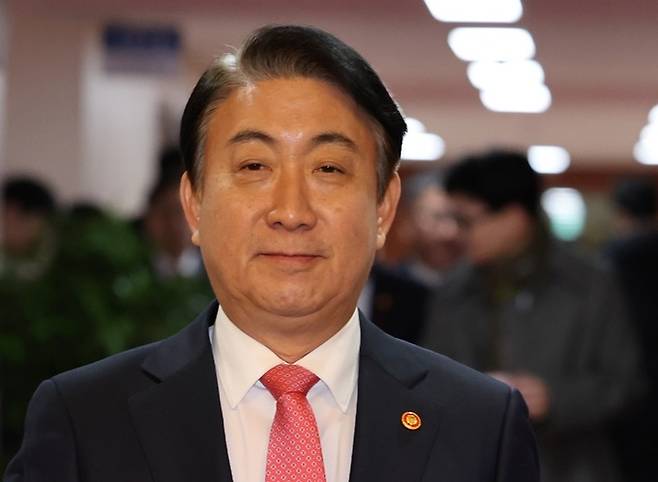 이동관 방송통신위원장이 1일 오전 서울 종로구 정부서울청사에서 열린 임시 국무회의에 참석하고 있다. 뉴시스