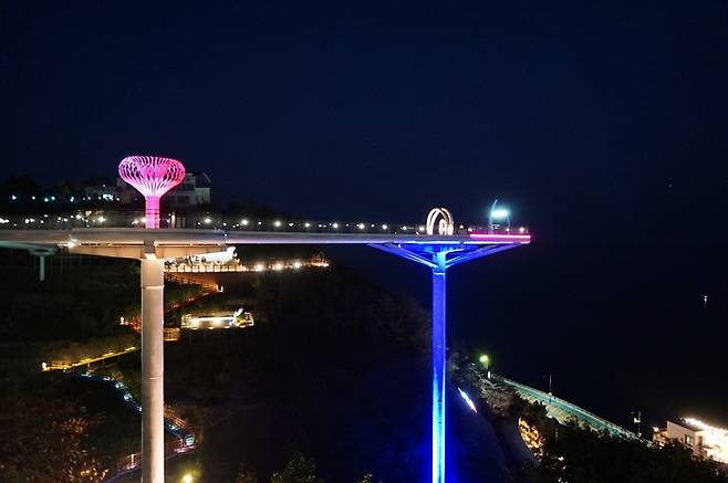 도째비골스카이밸리는 높이 59m 스카이워크, 도째비골해랑전망대는 길이 85m 해상 보도 교량으로, 푸른 바다를 감상할 수 있다. 사진제공|장보영(여행작가)