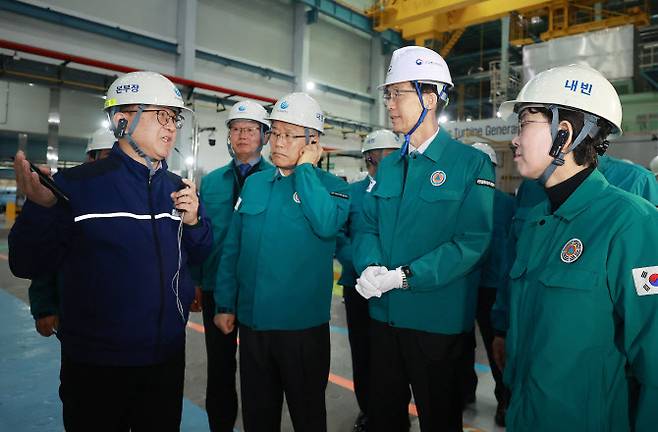 (앞 왼쪽 2번째부터) 김동철 한국전력공사 사장과 방문규 산업통상자원부 장관, 최연혜 한국가스공사 사장을 비롯한 관계자가 지난 1일 한국중부발전 서울발전본부에서 열린 겨울철 전력수급 전망 및 대책 회의 후 이곳 지하 전기실과 가스 터빈 시설을 둘러보고 있다. 전력 당국은 올겨울 최대 전력수요가 91.3~97.2기가와트(GW)에 이르리라 전망하고 이에 맞는 수급관리 대책을 추진한다. (사진=산업부)