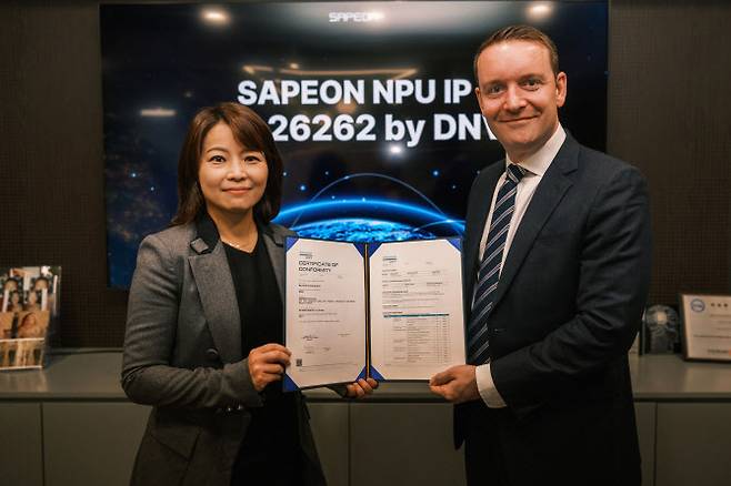 왼쪽부터 사피온 류수정대표, DNV 오토 휴즈(Otto Hughes) SCPA(공급망 및 제품 보증, Supply Chain & Product Assurance) 글로벌 사업개발담당이사다.