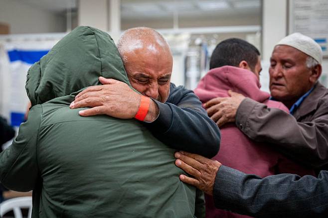 1일(현지시간)팔레스타인 무장 정파 하마스에 잡혔다가 풀려난 한 인질이 가족과 상봉하고 있다. (사진=로이터)