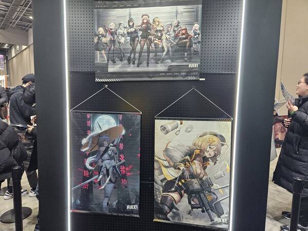 - 뒤쪽에는 족자봉과 태피스트리도 전시 중이다