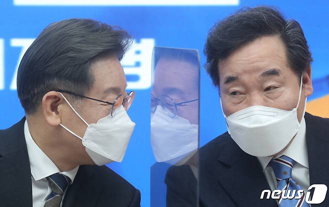 이재명 더불어민주당 대표와 이낙연 전 민주당 대표 2022.2.9/뉴스1 ⓒ News1 오대일 기자