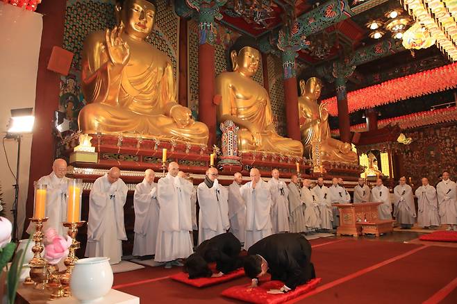 윤석열 대통령과 김건희 여사가 2일 서울 종로구 조계사 대웅전에 마련된 자승 스님의 분향소를 조문하고 있다. /조계종 총무원