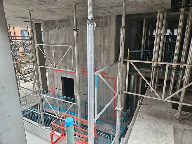 철골이 빽빽한 호텔 저층부 모습. /백윤미 기자