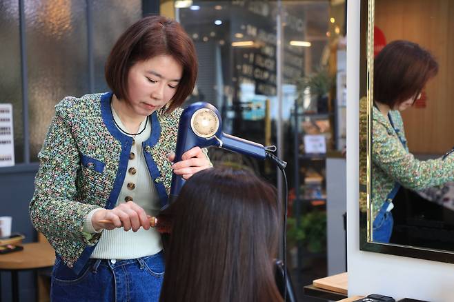 지난달 17일 오후 서울 강동구 한 미용실에서 숏폼으로 활동 중인 미용사 서은아(51)씨가 본지와 인터뷰를 갖고 있다. / 장련성 기자
