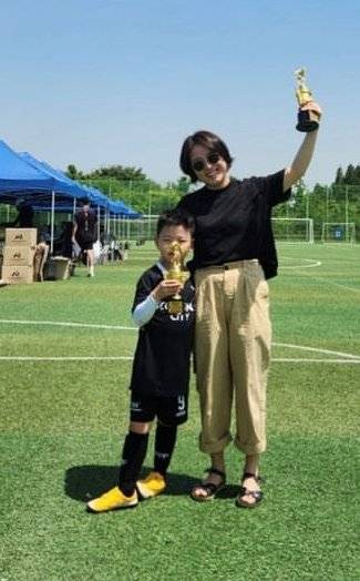 이성희 씨(오른쪽)가 아들 박선규 군과 포즈를 취했다. 이성희 씨 제공.