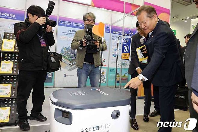 이상민 행정안전부 장관이 지난달 25일 오후 부산 해운대구 벡스코에서 열린 '2023 대한민국 정부 박람회' 홍보 전시관에서 주소 기반 자율주행로봇 배송 시연을 살펴보고 있다. 사진=뉴스1