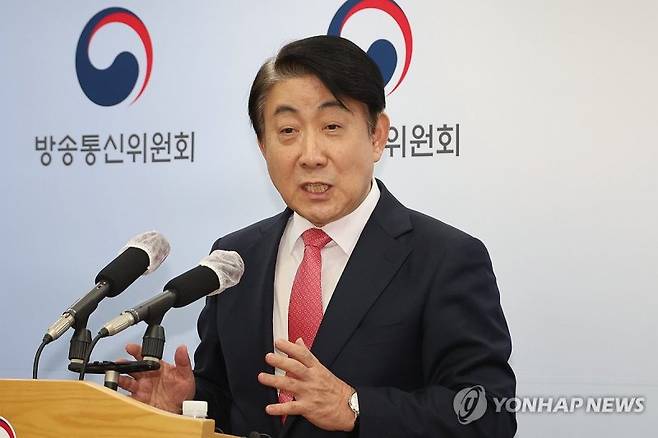 국회의 탄핵안 처리를 앞두고 사퇴한 이동관 방송통신위원장이 지난 1일 오후 정부과천청사 내 방송통신위원회에서 사퇴 기자회견을 하고 있다. 사진=연합뉴스
