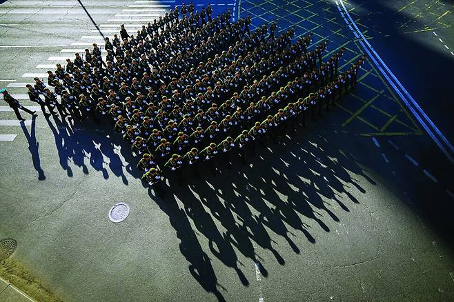 지난 5월9일(현지시각) 러시아 모스크바 붉은 광장에서 러시아 군인들이 2차 대전 종전 기념 행진을 하고 있다. AP 연합뉴스