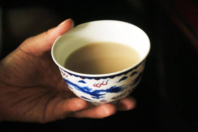 티베트 민가에서 마신 쑤여우차. 야크버터, 푸얼차, 소금으로 만든 차로 티베트인들이 시시때때로 즐기는 음료다. ⓒ최종명