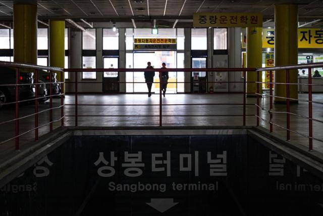 대합실로 쓰였던 넓은 공간은 한때 중고 자동차 매장 전시장으로 쓰이다 이내 하루 종일 전등조차 켜지지 않는 버려진 공간으로 변했다. 이한호 기자