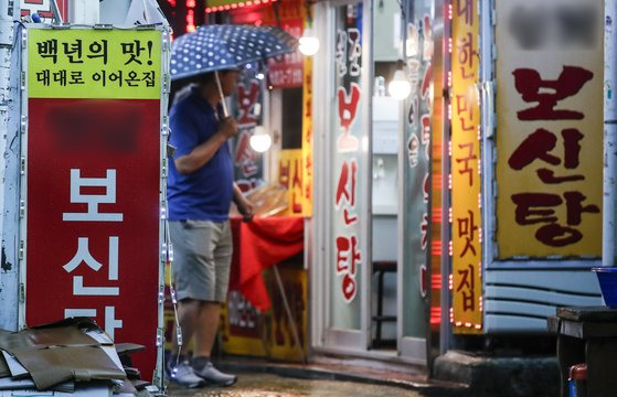 초복을 맞아 '개고기 식용금지'를 두고 찬반 논쟁이 계속되고 있다.  사진은 초복인 지난 7월 11일 서울 시내 보신탕집의 모습. 뉴스1