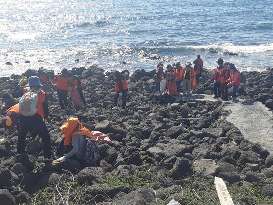 제주도 설문대여성문화센터가 지난 3일 올레길 3코스서 제주여성자원활동센터 봉사자 60여 명과 함께 서귀포시 성산읍 올레길 3코스에서 플로깅을 했다. 사진 제주도