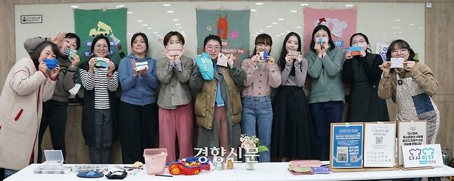 지난 11월 17일 다시입다연구소와 아름다운가게가 연 ‘기초 손바느질 워크숍’이 진행됐다. 때이른 한파도 물리친 열띤 수선의 현장이었다. 이유진 기자