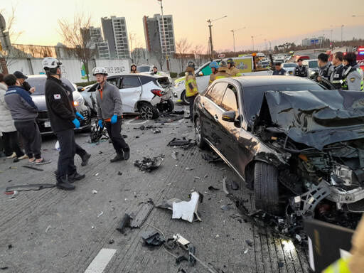 2일 오후 4시55분께 인천 서구 가정동의 한 사거리에서 발생한 7중 추돌 사고. 인천소방본부 제공