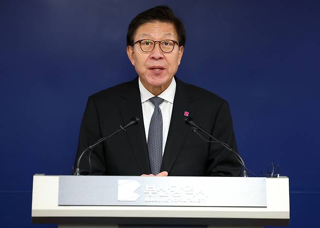 박형준 부산시장이 1일 오전 부산 연제구 부산시청에서 기자회견을 열고 2030세계박람회 유치도시 선정관련 입장을 밝히고 있다. 박 시장은 “지난 2년여간 최선을 다했지만, 유치도시 시장으로서 낭보를 못 전해드린 데 대해 책임과 부덕을 통감한다”며 “시민 뜻을 묻고 정부와 논의해 2035년 세계박람회 유치 도전에 대해서도 합리적으로 검토해 나가겠다”고 말했다.[사진출처 = 연합뉴스]