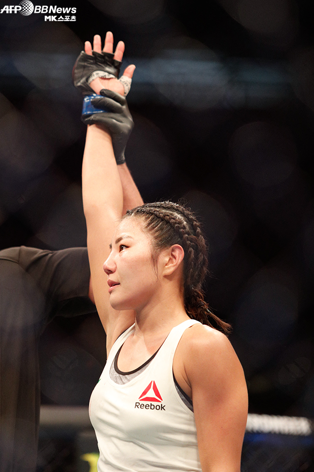 김지연이 2019년 10월 UFC243 2라운드 KO 승리 선언을 받고 있다. 사진=AFPBBNews=News1