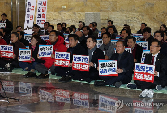 국민의힘 비상의원총회 김기현 대표, 윤재옥 원내대표 등 국민의힘 지도부를 비롯한 당 소속 의원 50여 명이 지난 1일 오전 7시 국회 본청 로텐더홀에서 ‘의회폭거 대응 비상의원총회’를 진행하는 모습. 연합뉴스.