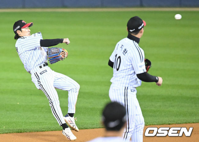 [OSEN=잠실, 김성락 기자] 2023 KBO 프로야구 포스트시즌 한국시리즈 1차전 LG 트윈스와 KT 위즈의 경기가 열렸다.6회초 1사 LG 2루수 신민재가 KT 황재균의 땅볼 타구를 처리하고 있다. 주자 1루 아웃. 2023.11.07 /sunday@osen.co.kr