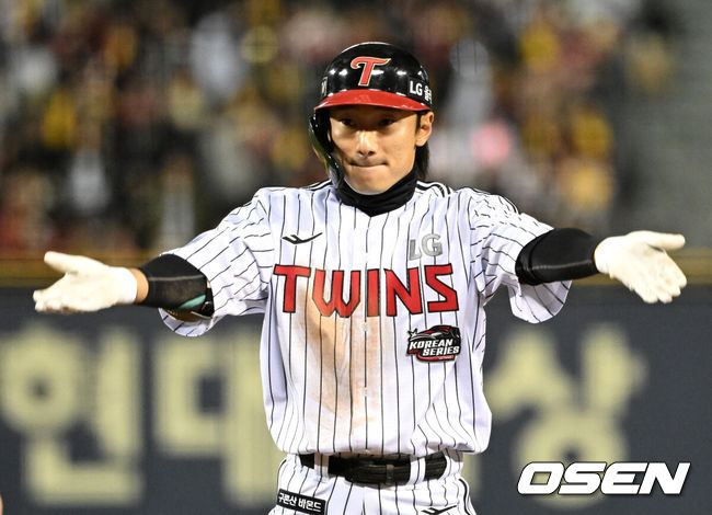 [OSEN=잠실, 이대선 기자] 2023 KBO 프로야구 포스트시즌 한국시리즈 1차전 LG 트윈스와 KT 위즈의 경기가 열렸다.4회말 1사 1루에서 LG 신민재가 좌전 안타를 치고 환호하고 있다. 2023.11.07 /sunday@osen.co.kr