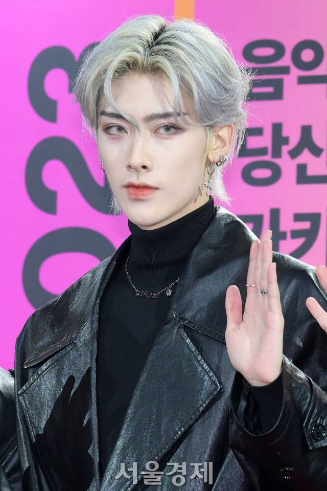 그룹 제로베이스원(ZEROBASEONE) 리키가 2일 오후 인천 중구 인스파이어 아레나에서 열린 ‘MMA 2023(멜론 뮤직 어워드)’ 레드카펫에서 포즈를 취하고 있다. 김규빈 기자