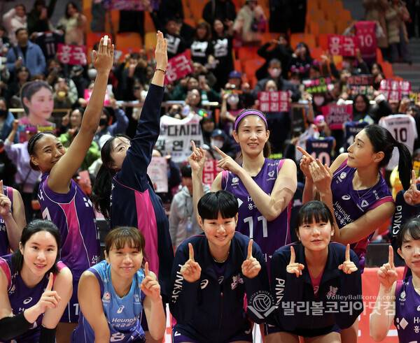 흥국생명 11승 달성, 세레모니하는 레이나-변지수-김연경-김수지.