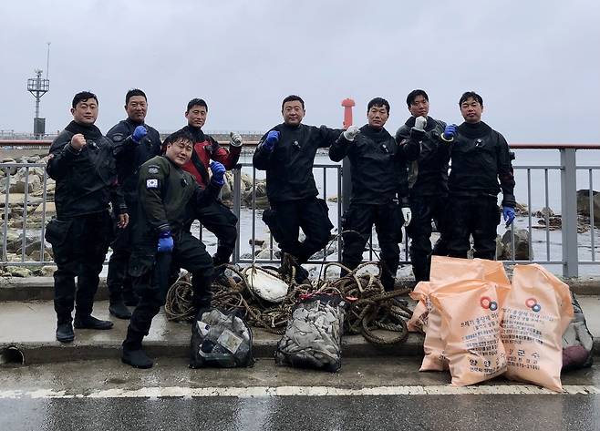 수중 정화 활동 후 기념 촬영하는 회원들 [환동해특수대응단 박두철 소방장 제공. 재판매 및 DB 금지]