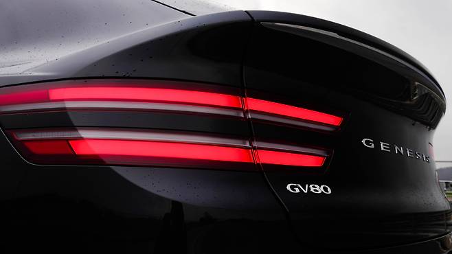 리어컴비네이션 램프는 두 줄로 마감해 제네시스의 정체성을 담았다. 따뜻한 느낌의 면발광 램프를 사용했다. ⓒautodiary