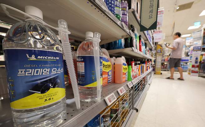 중국 정부가 자국 내 비료업체에 요소 수출 중단을 지시했다는 외신 보도가 나온 가운데 8일 서울 시내의 한 대형마트에 요소수가 진열돼 있다. (사진=연합뉴스)