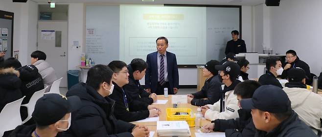 심선용 사회복무연수센터장이 시회복무요원 교육생들과 대화를 나누고 있다. (병무청 제공)