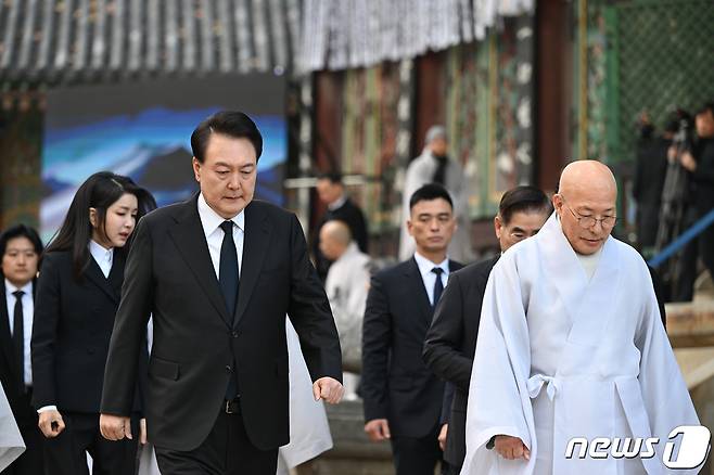 윤석열 대통령과 김건희 여사가 2일 서울 종로구 조계사에 마련된 대한불교 조계종 전 총무원장 자승 스님의 분향소를 찾아 조문한 후 이동하고 있다. (대통령실 제공) 2023.12.2/뉴스1 ⓒ News1 오대일 기자