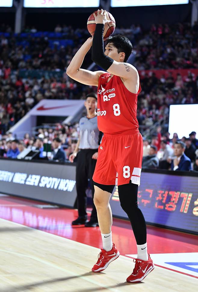 서울 SK 안영준이 3일 정관장과 홈 경기에서 3점슛을 쏘고 있다.(KBL 제공)