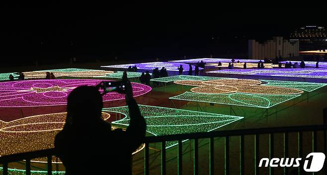 3일 오후 부산 해운대해수욕장에서 시민들이 해운대 빛축제를 관람하고 있다. 해운대 빛축제는 '희망, 빛으로 다시 한번'을 주제로 내년 1월31일까지 열린다. 2023.12.3/뉴스1 ⓒ News1 윤일지 기자
