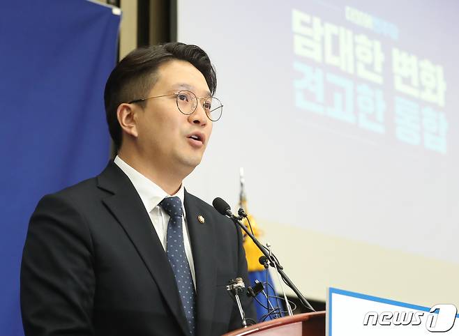 전용기 더불어민주당 의원이 3일 서울 여의도 국회에서 열린 의원총회에서 발언을 하고 있다. 2023.5.3/뉴스1 ⓒ News1 송원영 기자