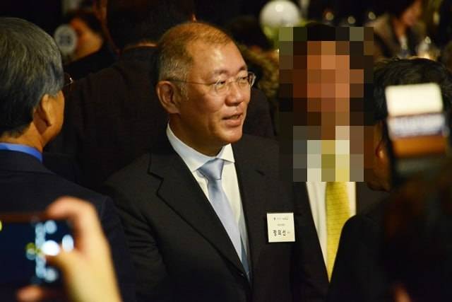 정의선 현대자동차그룹 회장 겸 대한양궁협회장이 1일 서울 광진구 그랜드워커힐 호텔에서 열린 '2023 한국 양궁 60주년 기념행사' 현장을 찾아 대한체육회, 양국 전현직 선수, 지도자, 후원사 등 관계자들과 직접 인사를 나누고 있다. /김태환 기자