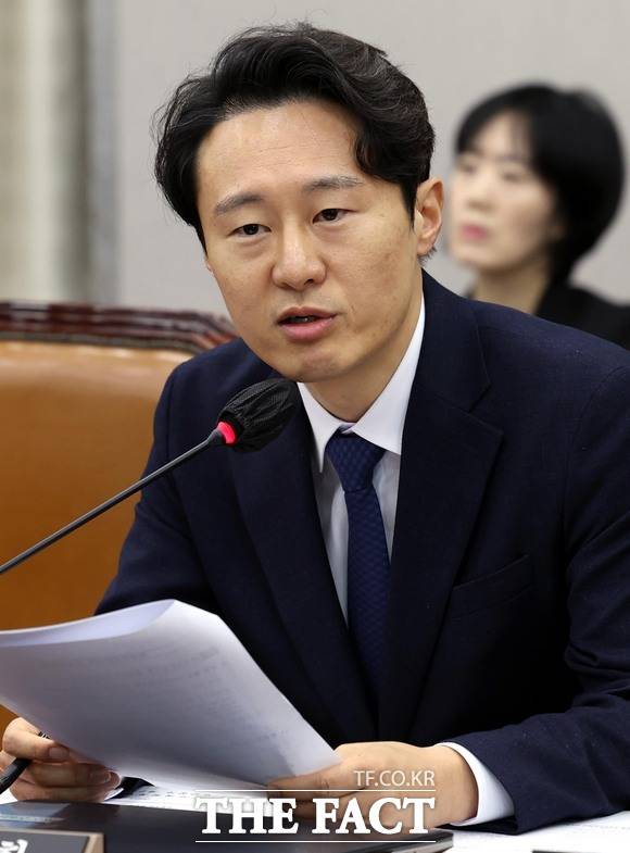 이탄희 더불어민주당 의원이 21일 오전 서울 여의도 국회에서 열린 정치개혁특별위원회 법안심사제2소위원회에서 발언을 하고 있다./ [서울=뉴시스] 조성봉 기자 2023.11.21.