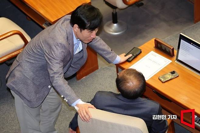 하태경 국민의힘 의원이 지난 5월30일 국회에서 열린 본회의에서 윤재옥 원내대표와 대화하고 있다. 사진=김현민 기자 kimhyun81@