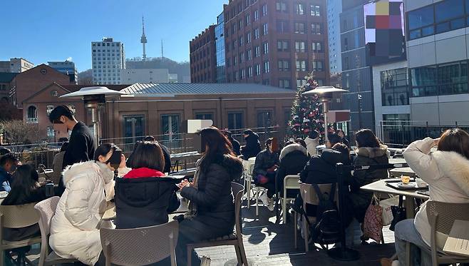 보리커피를 판매하는 서울 중구의 한 카페에서 사람들이 커피를 마시고 있다./김가연 기자