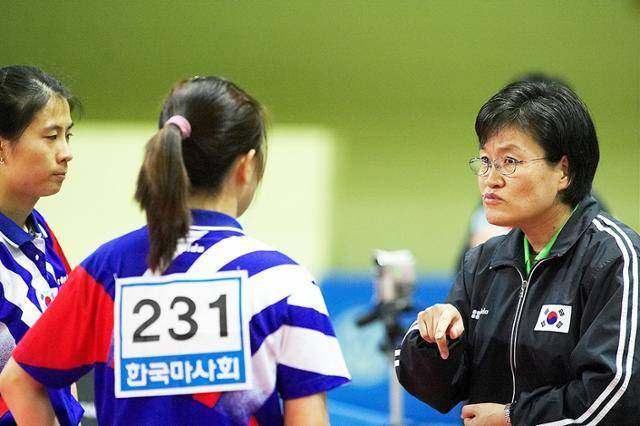 한국 탁구 대표팀 감독 시절의 이에리사(오른쪽). 1988년 서울올림픽과 2004년 아테네 올림픽 때 감독을 맡았다. 대한탁구협회 제공