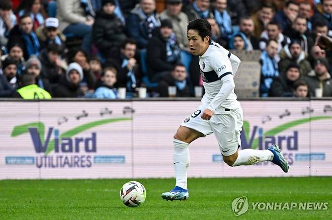 프랑스 프로축구 파리 생제르맹(PSG)의 이강인이 '한글 유니폼'을 입고 풀타임을 소화하며 팀 승리에 힘을 보탰다. PSG는 3일 프랑스 르아브르의 스타드 오세안에서 열린 르아브르와의 2023-2024 프랑스 리그1 14라운드 원정 경기에서 2-0으로 이겼다. (사진 = 연합뉴스)