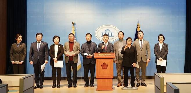 1일 서울 여의도 국회 소통관에서 경기 파주시를 지역구로 둔 윤후덕·박정 더불어민주당 의원과 같은 당 파주시의원들이 기자회견을 열고 전두환씨의 유해 파주 안장 시도를 규탄하고 있다. 박정 의원 블로그 갈무리