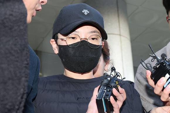 특경법상 사기 혐의로 구속영장이 발부된 전청조가 10일 오전 서울 송파구 송파경찰서에서 서울동부지검으로 송치되고 있다. [사진=뉴시스]