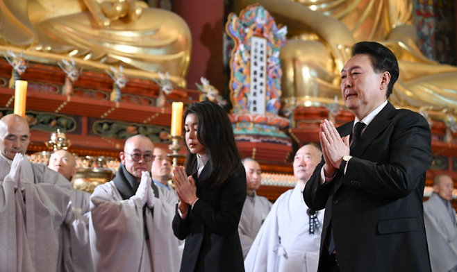 어제(2일) 서울 종로구 조계사에 마련된 대한불교 조계종 전 총무원장 자승스님 분향소를 찾은 윤석열 대통령과 김건희 여사 (사진, 대통령실)