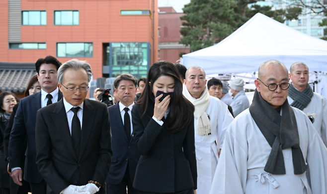 어제(2일) 서울 종로구 조계사에 마련된 대한불교 조계종 전 총무원장 자승스님 분향소를 찾은 김건희 여사 (사진, 대통령실)