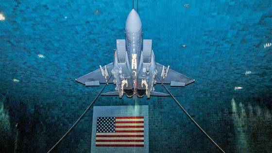 미국 공군의 F-15 이글 전투기가 무반향실 천장에 매달려 전파측정을 받고 있다. 미 공군